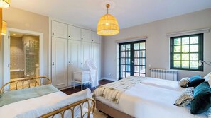 6 slaapkamers, een bureau, een strijkplank/strijkijzer, gratis wifi