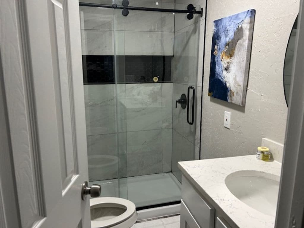 Dusch, hårtork, handdukar och tvål