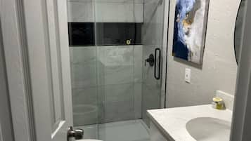 Douche, sèche-cheveux, serviettes fournies, savon