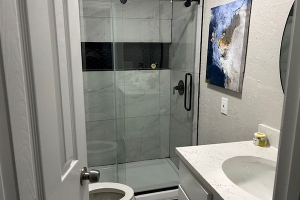 Dusch, hårtork, handdukar och tvål