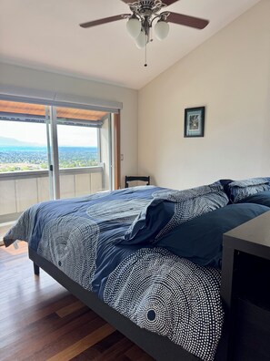 4 bedrooms, desk, iron/ironing board, travel crib