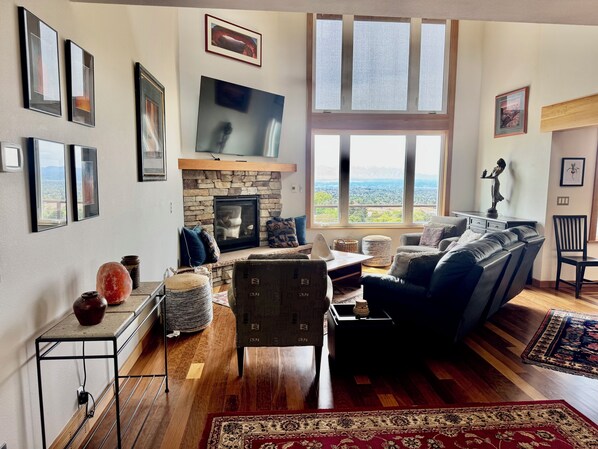 Smart TV, fireplace