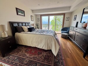 4 bedrooms, desk, iron/ironing board, travel cot