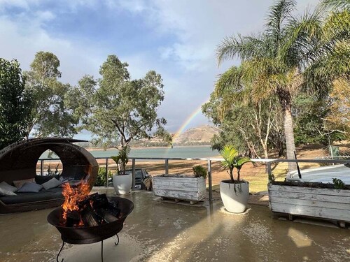 Lakefront Palms - Lakefront living, pet friendly home