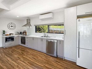 Frigorífico, microondas, horno y placa de cocina