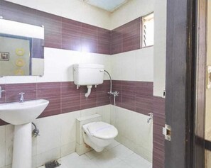 Deluxe Double Room | Bathroom | Shower, towels, soap, shampoo - Rudra Mahal Ahemdabad (Ahmedabad)