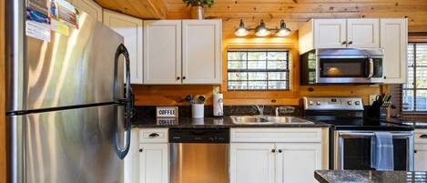 Kühlschrank, Mikrowelle, Ofen, Geschirrspüler