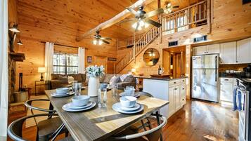 Una televisión, una chimenea