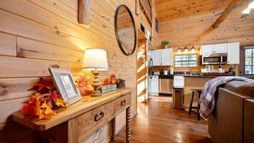 Una televisión, una chimenea