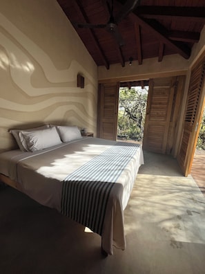 4 عدّة غرف نوم وخزنة داخل الغرفة ومكتب ومكواة/لوح كي