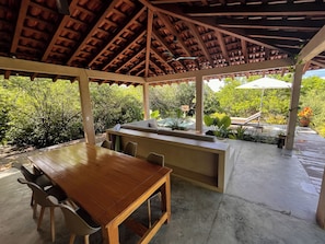 تناول الطعام بالخارج