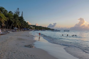 Beach - West Bay • 2 Double Beds • Porch • Pool • Shuttle (West Bay)