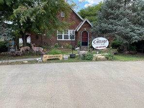 Property grounds - Elkhart's Historic and Comfy Cottage Inn (Elkhart)