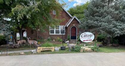 Elkhart's Historic and Comfy Cottage Inn