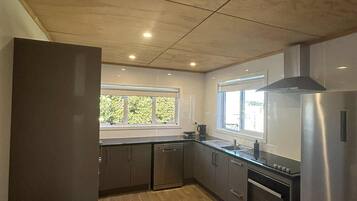 ثلاجة، ميكروويف، فرن، موقد طهي مسطح