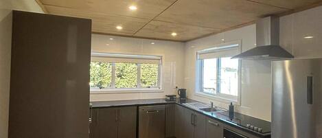 Een koelkast, een microgolfoven, een oven, een kookplaat