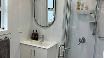 تجهيزات دش، مستلزمات للعناية الشخصية صديقة للبيئة، مجففات شعر، مناشف