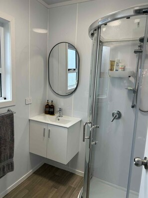 تجهيزات دش، مستلزمات للعناية الشخصية صديقة للبيئة، مجففات شعر، مناشف