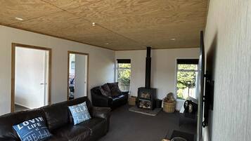 تلفزيون ذكي، مدفأة، كُتُب، ستيريو