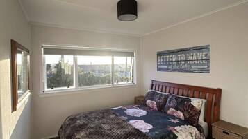 3 عدّة غرف نوم ومكواة/لوح كي وواي فاي وملاءات أسرّة