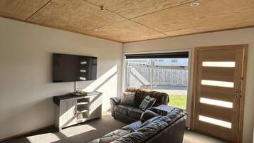 تلفزيون ذكي، مدفأة، كُتُب، ستيريو