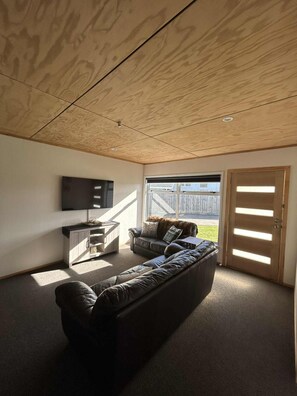 تلفزيون ذكي، مدفأة، كُتُب، ستيريو