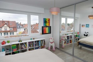 Apartemen | 3 kamar tidur, ruang kerja ramah laptop, dan setrika/meja setrika