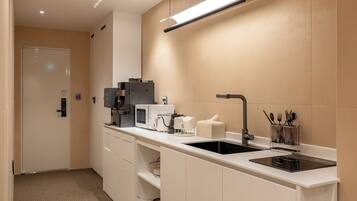 Mikrodalga fırın, set üstü ocak, tencere seti/tabak/mutfak aletleri