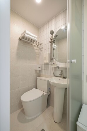 Pancuran mandi, pengering rambut, tuala disediakan, syampu 