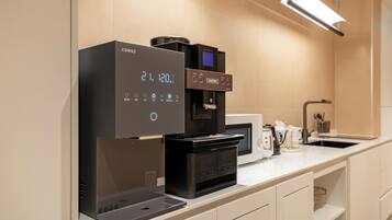 Microondas, placa de cocina y utensilios de cocina