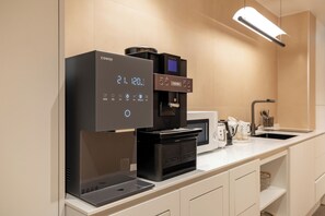 Microwave, stovetop, cookware/dishes/utensils - MOREN Seoul Myeongdong (Seoul)