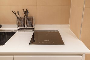 Microwave, kompor, dan peralatan masak/sendok-piring