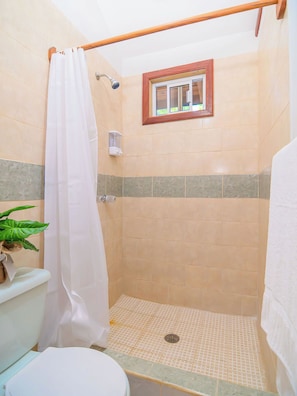 Hårtork, handdukar, tvål och schampo