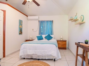 1 bedroom, iron/ironing board, free WiFi, bed sheets - West Bay Room • Pool • Fridge • Shuttle • Dive 10% (West Bay)