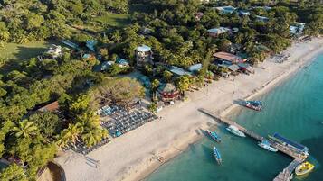 Camastros y toallas de playa