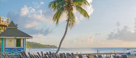 サンラウンジャー、ビーチタオル