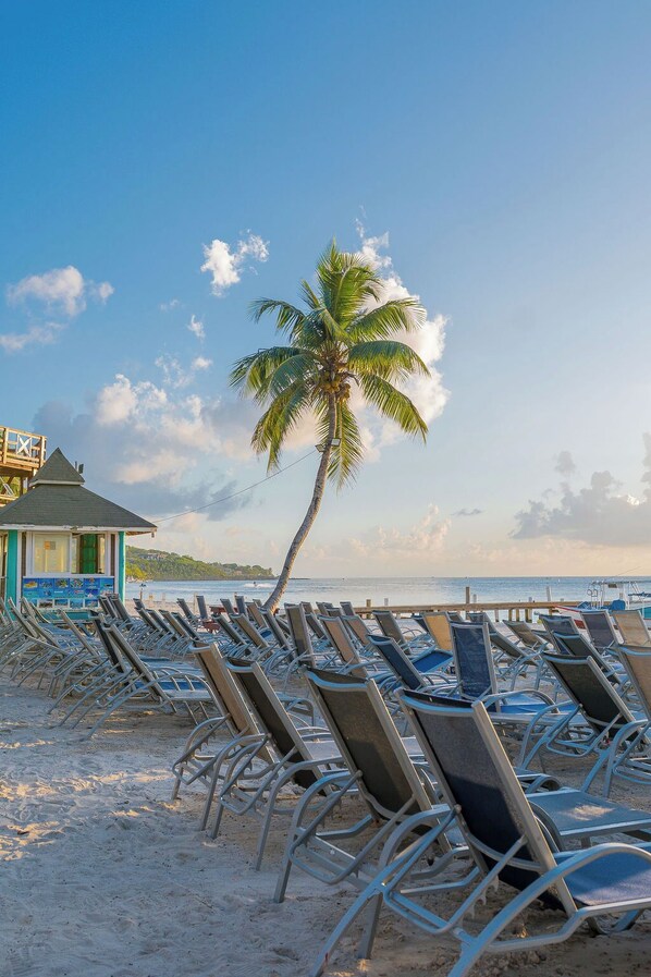 Sun loungers, beach towels - West Bay • 2 Beds 4 Guests • Living Room • Shuttle (West Bay)