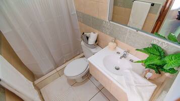 Hårtork, handdukar, tvål och schampo