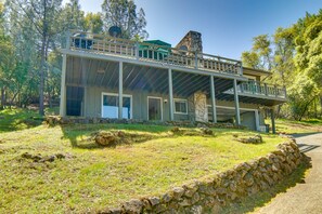 Exterior - Lake House retreat with great lake & mountain views. Close to lake access &parks (Kelseyville)