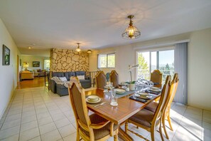 Dining - Lake House retreat with great lake & mountain views. Close to lake access &parks (Kelseyville)