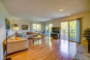 TV - Lake House retreat with great lake & mountain views. Close to lake access &parks (Kelseyville)