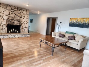 Interior - Lake House retreat with great lake & mountain views. Close to lake access &parks (Kelseyville)