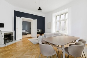 Dining - Blueground | Landstraße, washer/dryer, nr Belvedere (Vienna)