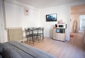 1 bedroom, desk, iron/ironing board, WiFi