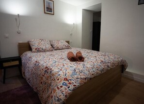 1 habitación, escritorio, tabla de planchar con plancha y wifi 