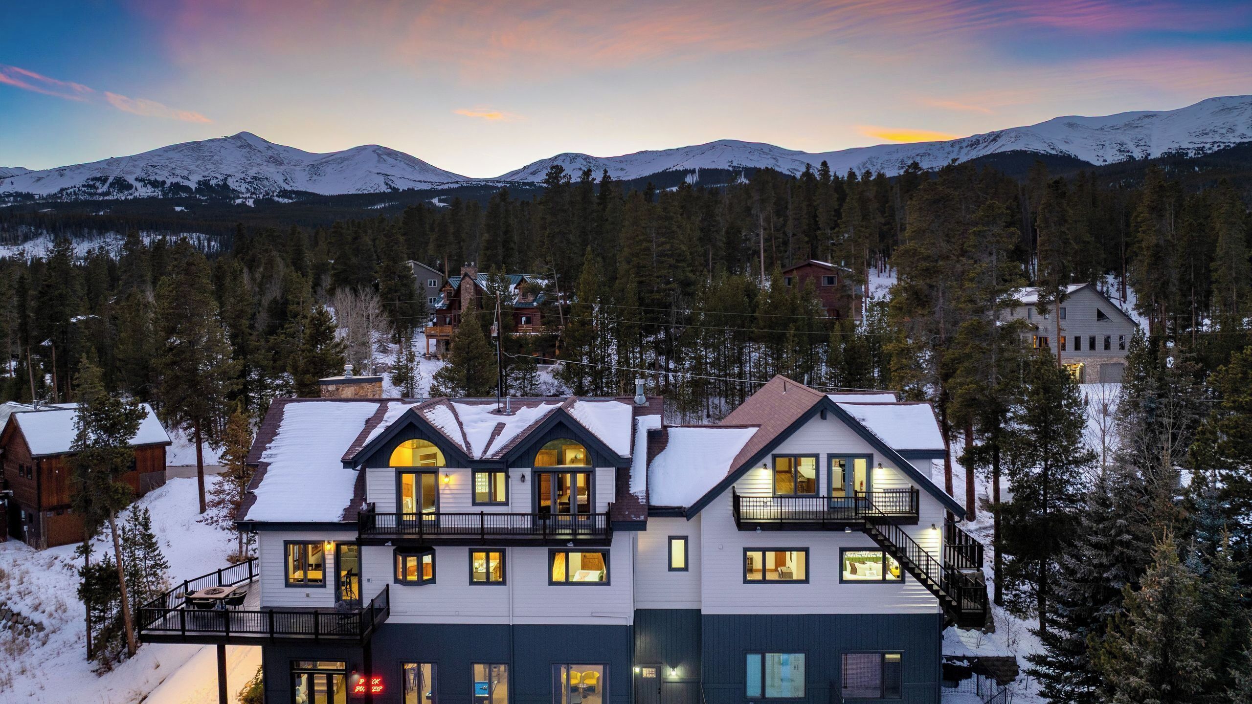 House (6 Bedrooms) | Exterior