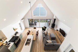 Un espace de vie moderne de style loft comprenant une cuisine, un coin repas et un espace salon.