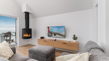 Smart TV, fireplace