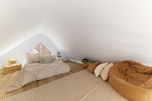 2 bedrooms, iron/ironing board, WiFi