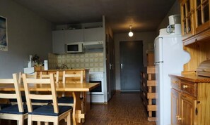 Cookware/dishes/utensils - Spacious and Quiet Apartment for 8 People in the Resort of Saint Sorlin D'arves (Saint-Sorlin-d'Arves)